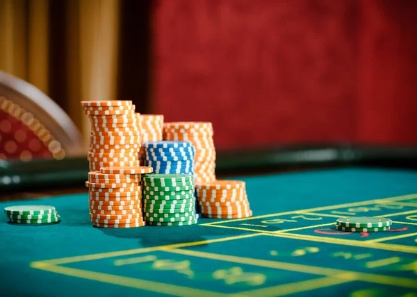 Live dealer hosting Crash game studio session